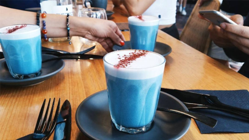 来自墨尔本咖啡厅的蓝色小精灵，健康又美味蓝色拿铁