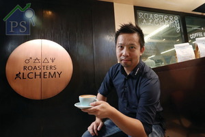 憑著於澳洲咖啡店兼職的經驗，Peter 2008年回港設立工場，主打咖啡豆批發，亦擔當顧問角色，為客戶提供建議。