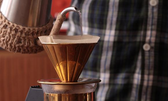 利用熱水加壓翻攪咖啡粉