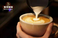 如何通过声音判断奶泡打发的状态？