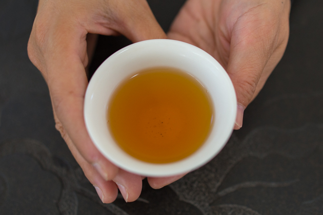 What is the difference between the taste characteristics of Anji black tea and Anji white tea?