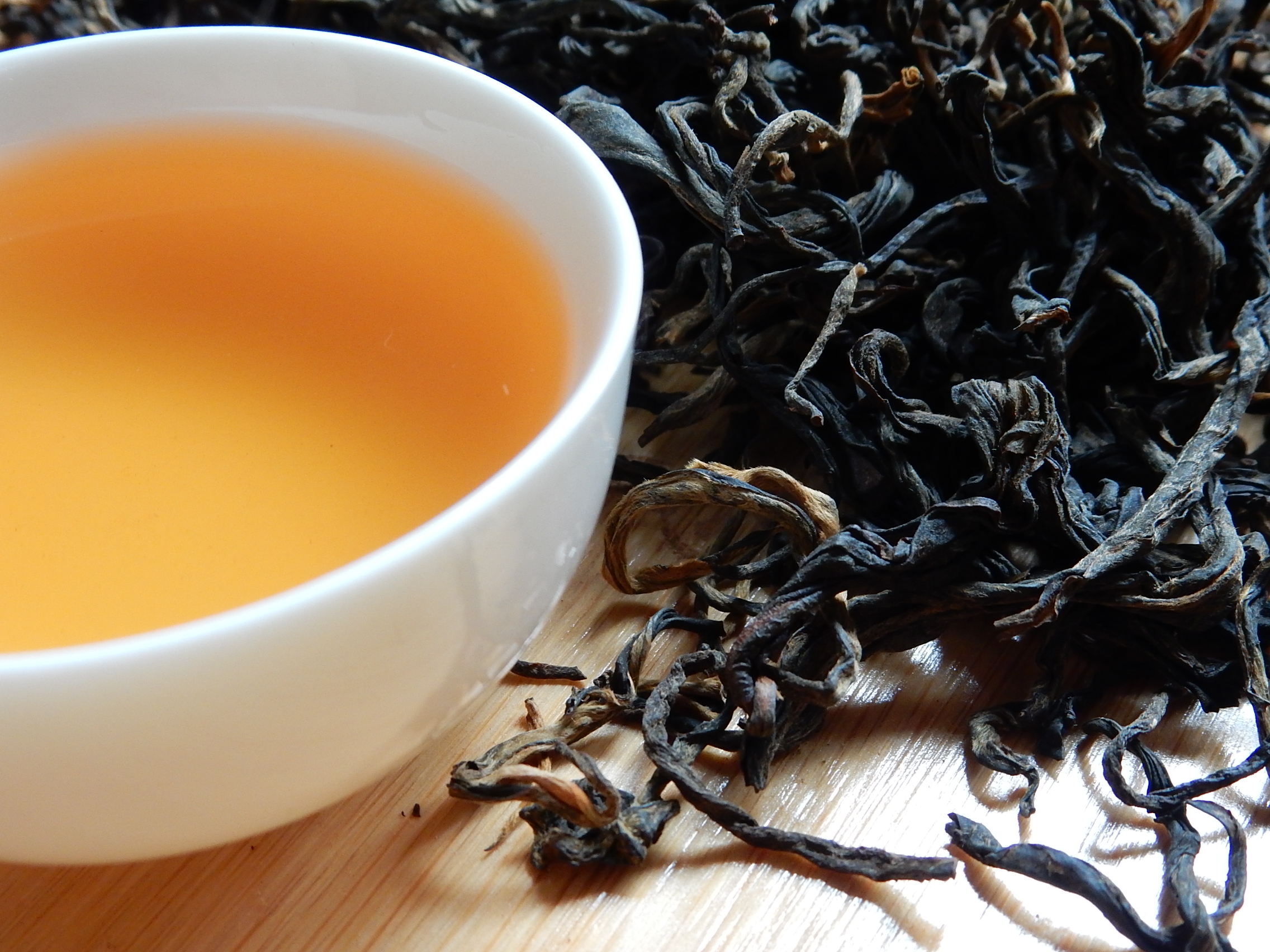 Comparing the flavor characteristics of Yunnan Gushugong Yunnan black tea, alpine purple black tea, Zhengshan race and red jade black tea, which black tea has a higher ratio of performance to price?