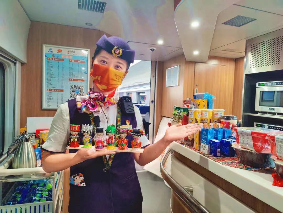 2017年1月18日，重庆，在G8508次列车上，列车乘务员为乘客提供午餐服务。