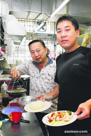 “农村”海南鸡饭由严世锦（左）及儿子严居梁主持大局。