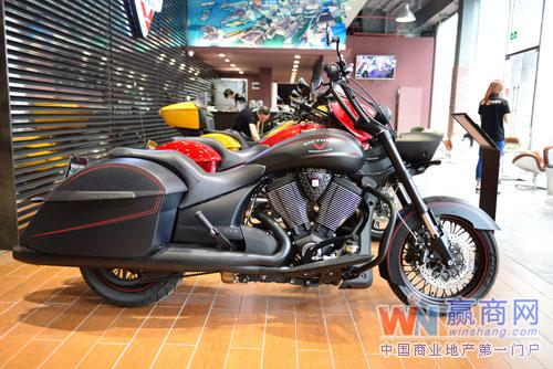 胜利摩托车广州展示厅中一排帅气十足的重型机车