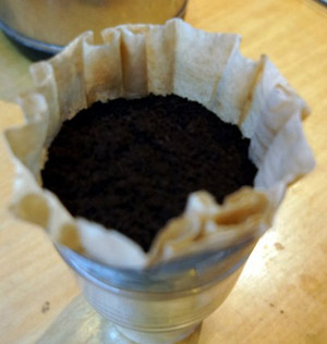 蛋糕型咖啡滤纸+一个饮料瓶，就可以手冲滴滤煮一杯不错的咖啡
