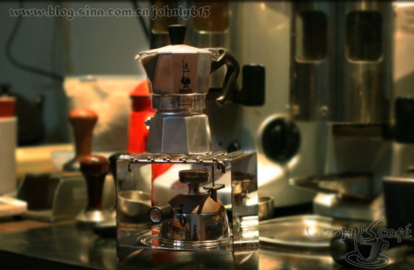 使用摩卡壶制作浓缩咖啡