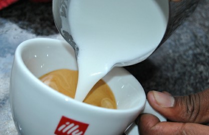 图解咖啡心形拉花做法