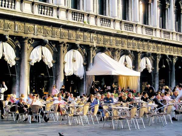  佛罗瑞安咖啡馆（Caffé Florian）坐落在威尼斯的圣马可广场