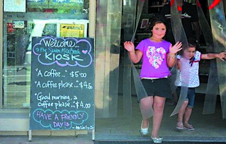 为使顾客习惯使用礼貌用语，澳大利亚新南威尔士州一家咖啡馆推出了一种收费新举措：顾客点餐时使用礼貌用语的程度决定咖啡的价格，顾客越有礼貌，咖啡就越便宜。