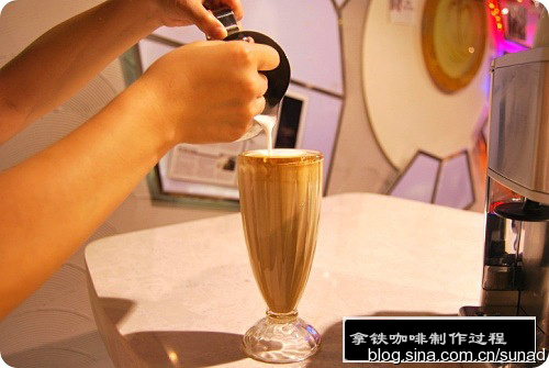 德龙EC330S半自动咖啡机制作焦糖玛琪雅朵咖啡