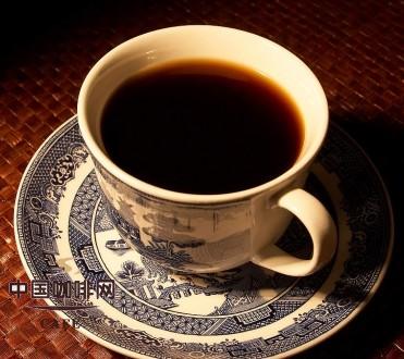 喝咖啡过量会导致体内黑色素聚积，使肤色黯淡