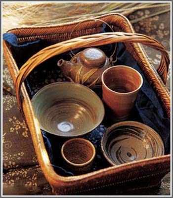 精美时尚餐具欣赏：陶制的碗碟壶罐
