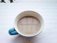 可可牛奶倒入咖啡中搅拌均匀