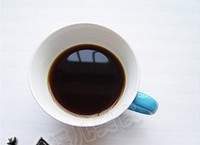 开水直接冲入咖啡粉中，过滤出咖啡渣不要