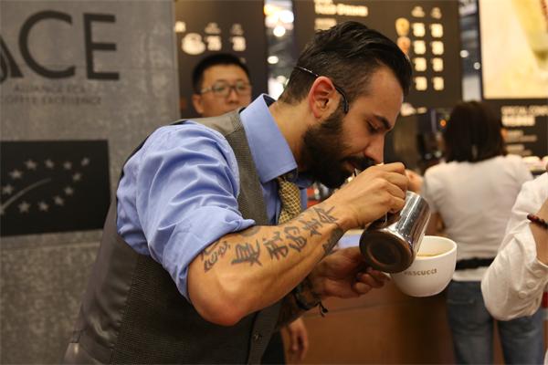 CAFFE PASCUCCI 演绎百年经典 意式传统手工拉花出神入化
