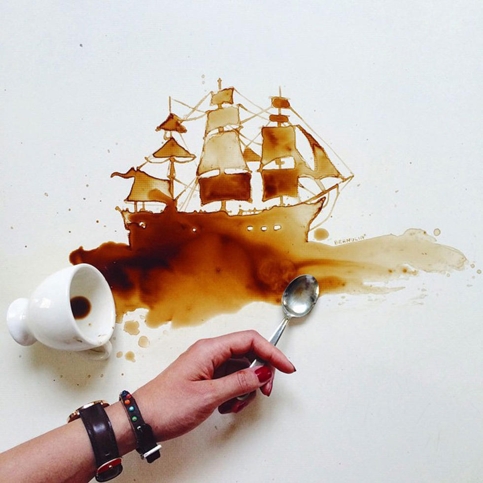 打翻的咖啡也能玩成艺术 意大利美女艺术家用咖啡渍作画走红网络