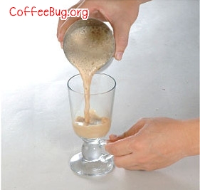 将摇匀雪克杯内的冰咖啡倒入杯内，加上适量鲜奶油即可