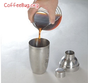 用冰滴咖啡组以「冰滴式咖啡使用方法」将咖啡萃取而成，倒入雪克杯