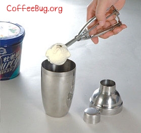 将冰滴咖啡约150cc与咖啡冰块、冰泣淋球加　入雪克杯内