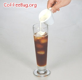 将鲜奶油缓慢的倒於咖啡表面，如速度太快会导致渐层效果不明显