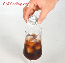 将冰滴咖啡约150cc与咖啡冰块、果糖倒入杯内