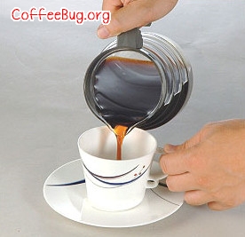 用冰滴咖啡组以「冰滴式咖啡使用方法」将咖啡萃取而成