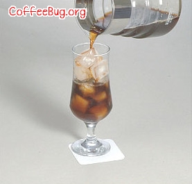 将已萃取好的冰滴咖啡约100cc与咖啡冰块倒入玻璃杯