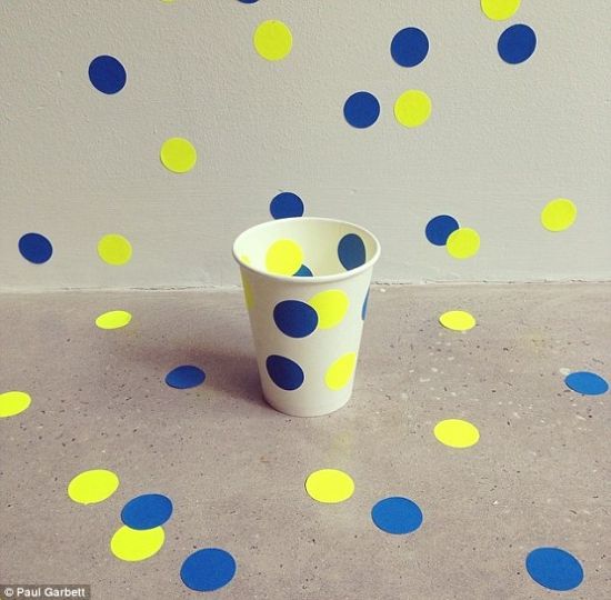 艺术家用咖啡杯打造创意作品