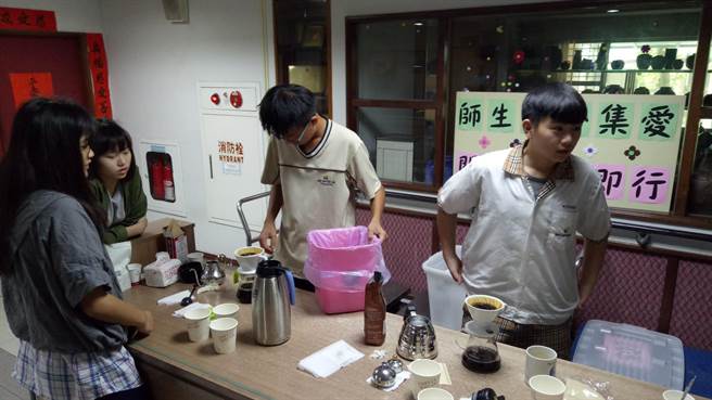 彰化信义中小学师生 为身障者手冲咖啡