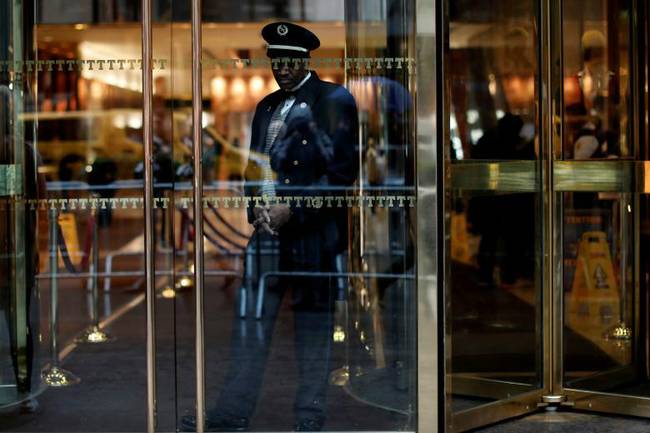 身穿制服的门童站在特朗普大厦的门前。目前，特朗普的妻子梅拉尼娅和小儿子巴伦仍在大厦内居住，特朗普则一人独居在白宫。