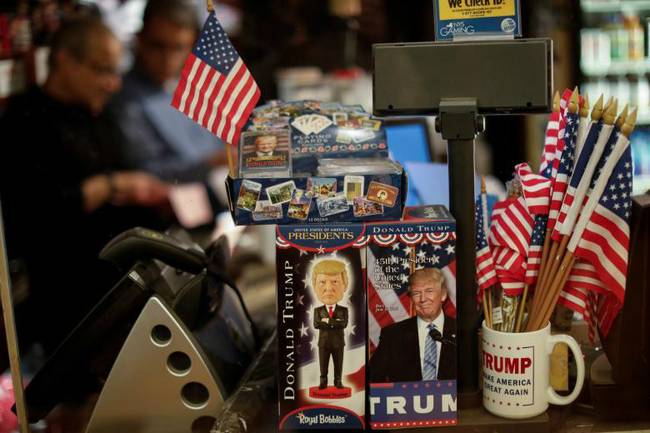大厦内的纪念品商店里售卖各种有关总统特朗普的周边产品，显示商业与政治的碰撞。