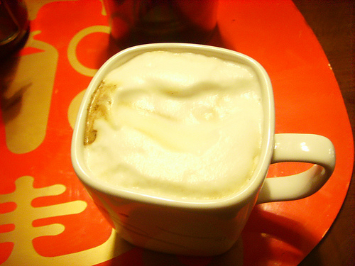 咖啡馆里吃串串，再来一杯港式奶茶，是不是感觉很奇特?