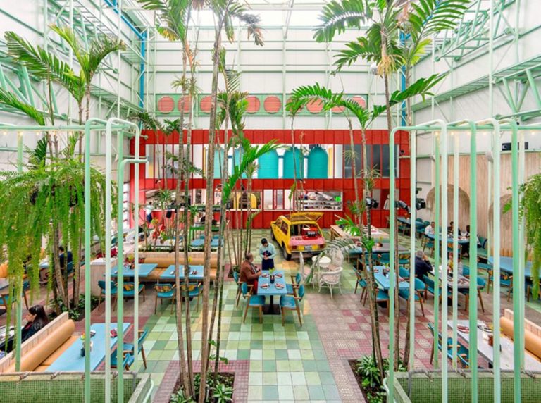 咖啡馆的内部种植大量绿色植物，外加色彩鲜明的装饰与纹理，营造出一种热带丛林般的气氛。（图片来源：Leonardo Izaguirre）