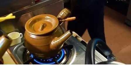 中药瓦煲煮出醇香咖啡 竟已有200多年历史 中国财经新闻网 http://www.prcfe.com