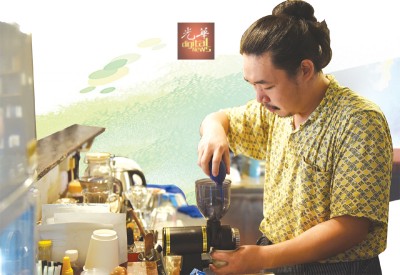 小虎的手冲咖啡，有他累积多年在各家咖啡馆历练出来的功力。