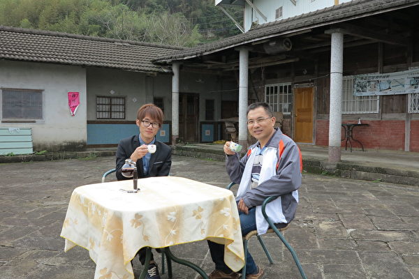 嵩岳咖啡庄园仍保留原本的三合宅院，园主郭章盛与儿子郭志嘉欢迎客人上山来喝咖啡。（赖瑞／大纪元）