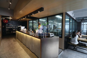 為進一步接觸真正付費喝咖啡的客人，Peter 5年前在鰂魚涌開設第一間門市，至今已有3間分店。