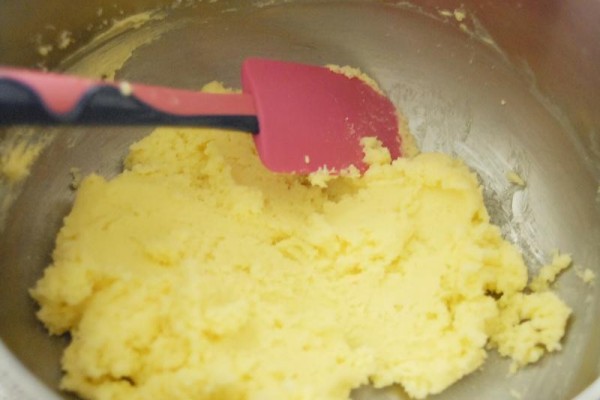 先用打蛋器打發奶油至軟身，再下糖拌勻
