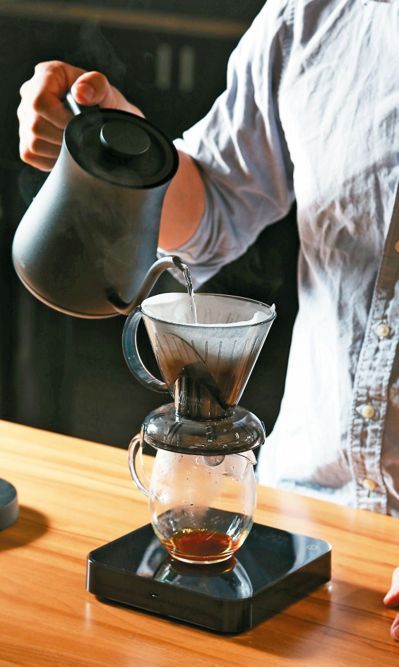 吳則霖將聰明濾杯玩到極致，一次滿足咖啡老饕的視、味覺。 記者陳立凱／攝影