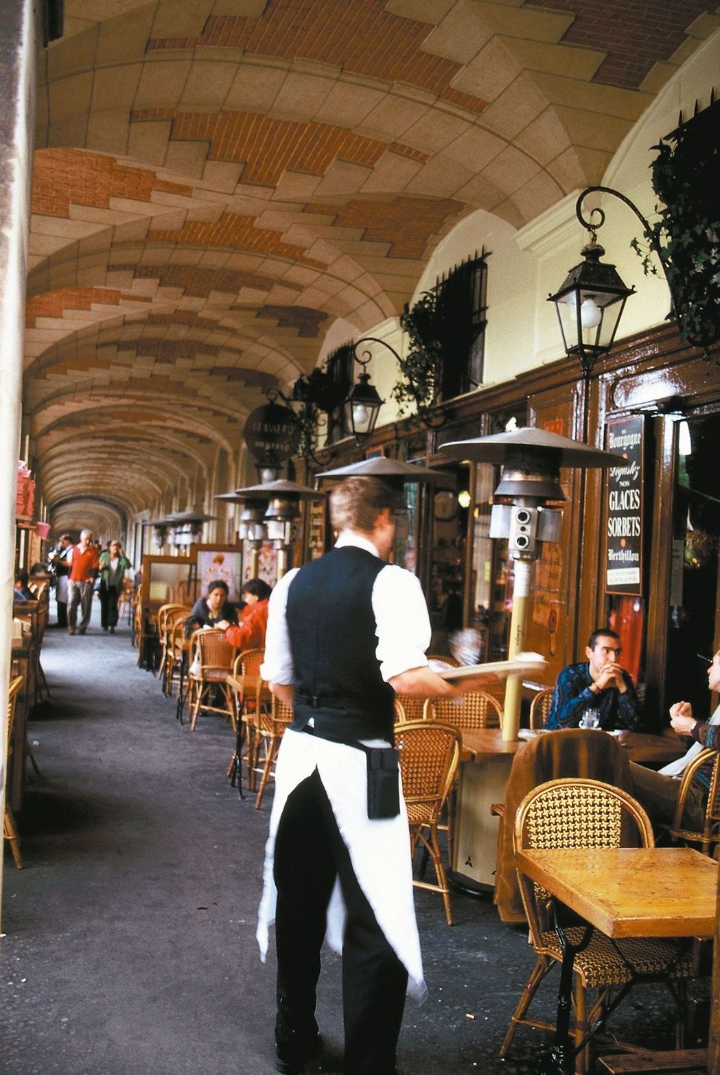 瑪黑區弗日廣場的傳統咖啡館Ma Bourgogne，老舊氣氛迷人。 圖／謝忠道、...