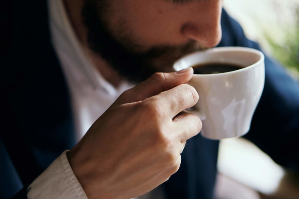 最新研究：男人比女人喝更多的咖啡！一天喝多少杯咖啡算过量？ 中国咖啡网06月29日更新