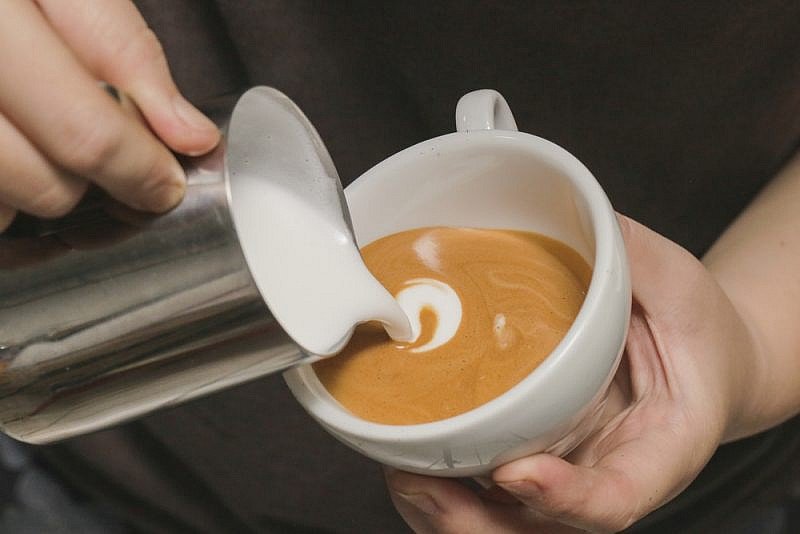 咖啡拉花的时机和原理 | 杯口宽窄、注入高低角度都有影响！